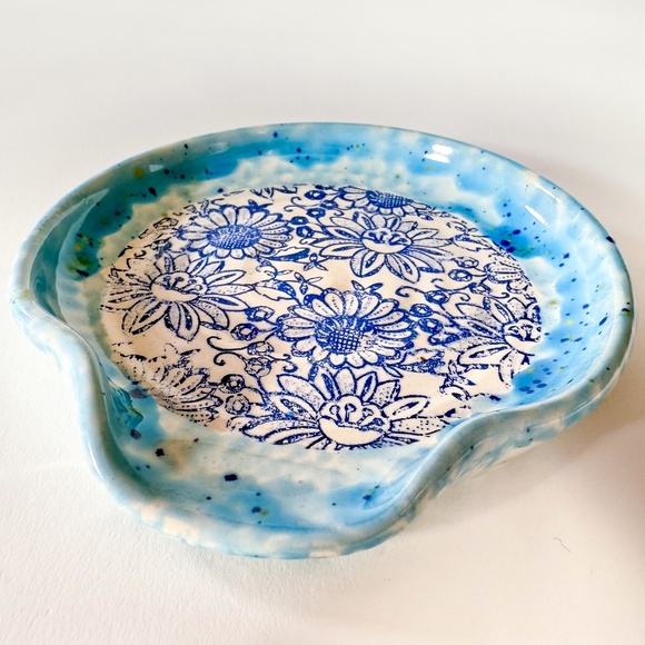 Handmade Blue & White Floral 5"x5" Spoon Rest – Great Condition 🍲✨ - Picture 2 of 5